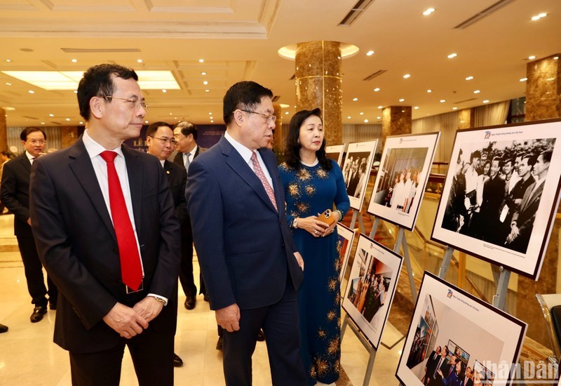 Nguyen Trong Nghia, Chairman of the Party Central Committee’s Commission for Information and Education, visits a photo exhibition at the ceremony on March 15. (Photo: NDO)