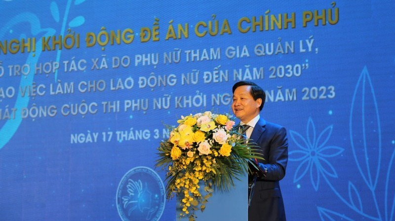 Deputy Prime Minister Le Minh Khai speaks at the conference.