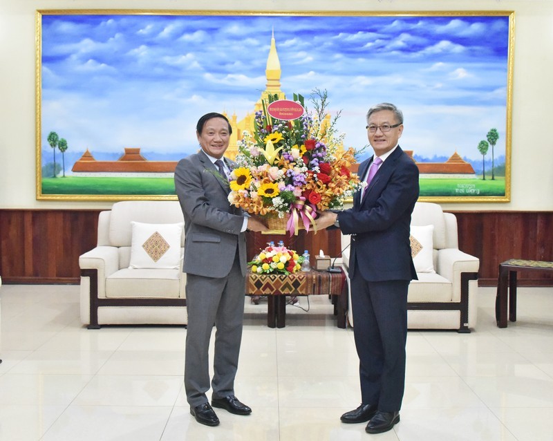 Ambassador Nguyen Ba Hung (L) congratulated the Head of the LPRP Central Committee’s Commission for External Relations Thongsavanh Phomvihane. (Photo: Trinh Dung)