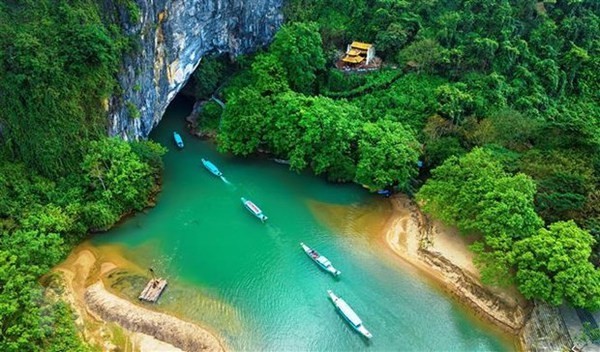 Tourists explore Phong Nha Cave by boat (Photo: VNA)