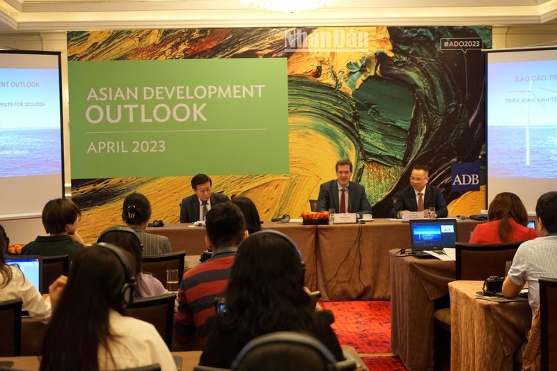 The ADB announced the Asian Development Outlook (ADO) in Hanoi on April 4. (Photo: NDO/Trung Hung)