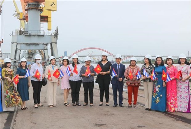 Representatives of Cuban Women's Union and Port of Hai Phong Joint Stock Company take a photo at Hai Phong Port (Photo: VNA)