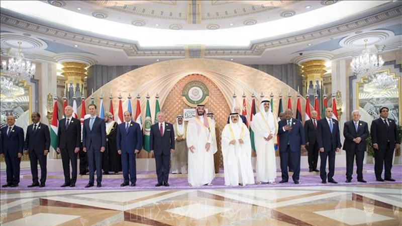 Leaders of countries of the 32nd Arab League Summit pose for a group photo. (Photo: Xinhua/VNA)