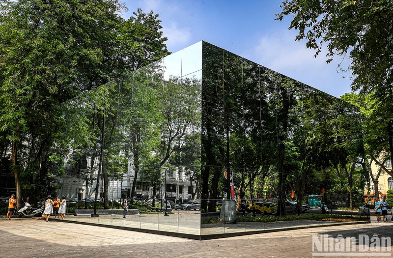 In the past few days, many people passing through the area of the Dien Hong flower garden were surprised to see a mirror work erected, to form a unique highlight in the centre of Hoan Kiem District.