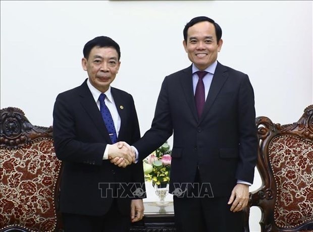 Deputy Prime Minister Tran Luu Quang (R) receives Lao Minister of Home Affairs Thongchanh Manixay (Photo: VNA)