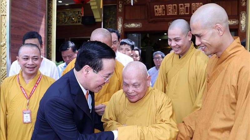 President Vo Van Thuong visits and offers greetings to Most Venerable Thich Tri Quang, Patriarch of the Patronage Council of the Vietnam Buddhist Sangha (VBS), at Hue Nghiem Pagoda.
