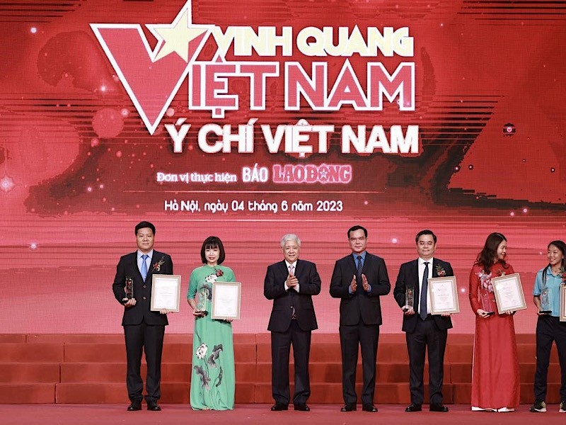“Vietnam Glory” programme five outstanding collectives and 11 individuals