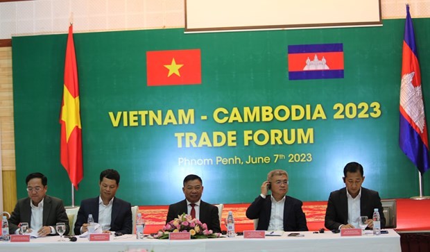 At the Vietnam-Cambodia trade forum. (Photo: VNA)