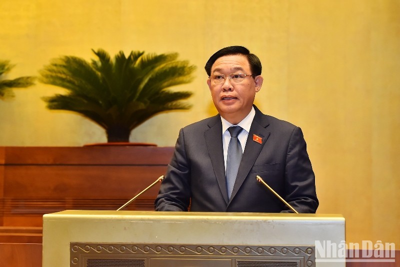 NA Chairman Vuong Dinh Hue speaks at the session. (Photo: NDO)