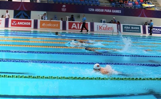 Vietnamese athletes with disabilities compete in a swimming event. (Photo: VNA)