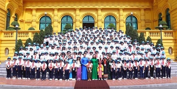 Vice President Vo Thi Anh Xuan and delegates who are taking part in the Sunflower Summer Camp 2023. (Photo: VNA)