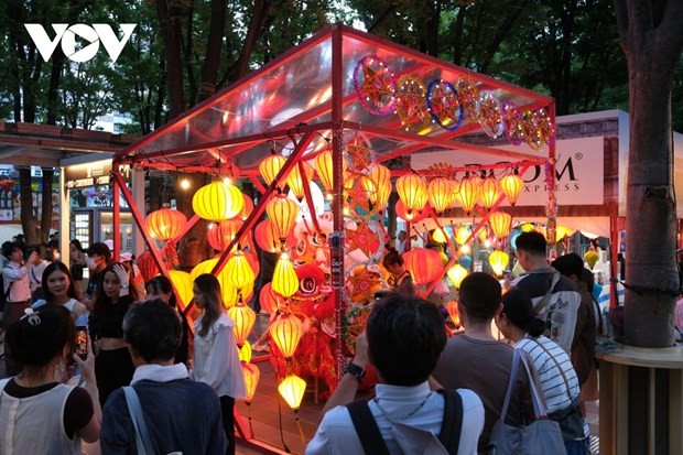Lanterns draw attention of many visitors (Photo: vVOV)