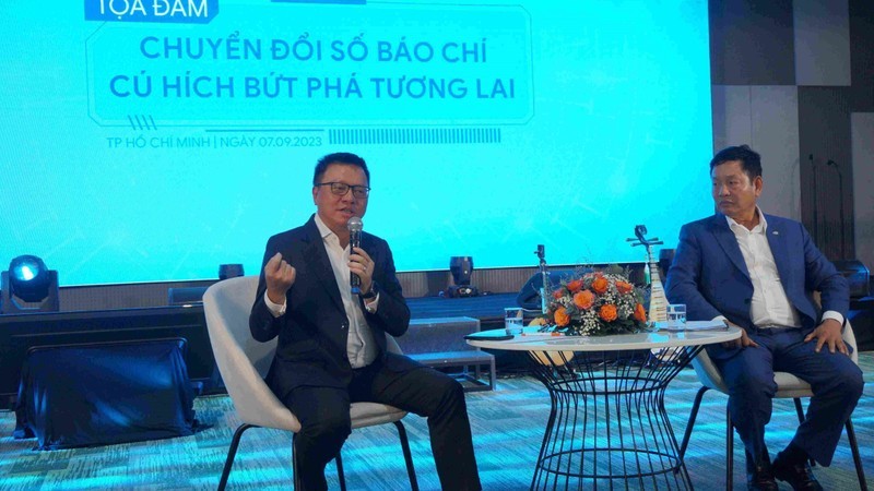 Member of the Party Central Committee (PCC), Editor-in-Chief of Nhan Dan (People) Newspaper, Deputy Head of the PCC Commission for Communication and Education, and Chairman of the Vietnam Journalists’ Association Le Quoc Minh speaks at the seminar.