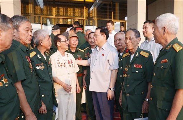 NA Chairman Vuong Dinh Hue (third from right, front row) and delegates. (Photo: VNA)