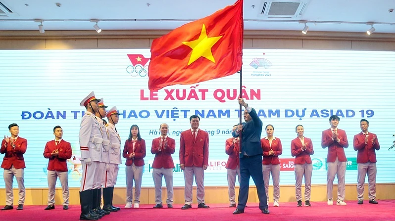 Vice Chairman of the National Assembly Tran Quang Phuong presents the flag to the Vietnamese Sports Delegation. (Photo: VNA)
