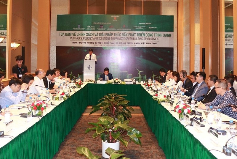 An overview of a talk on policies and solutions to promote green building development, held by the Ministry of Construction, on September 18. (Photo: qdnd.vn)