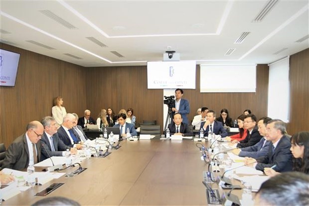 At the working session between Auditor General of the State Audit Office of Vietnam Ngo Van Tuan and President of the Italian Court of Audit Paulo Carlino in Rome, Italy on September 21 (Photo: VNA)