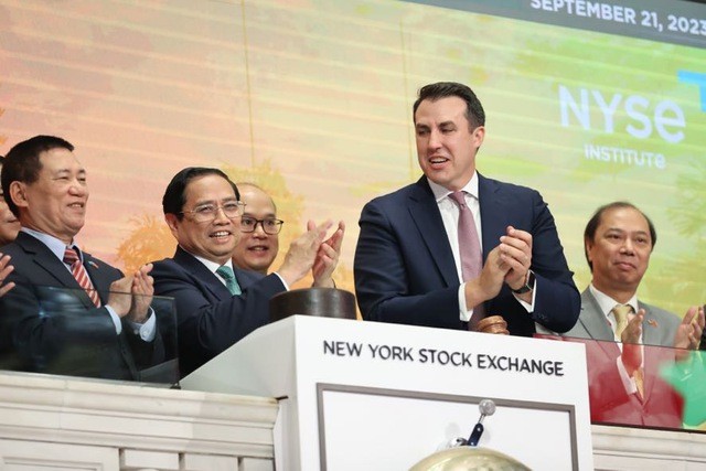 Prime Minister Pham Minh Chinh rings the bell to open a trading session at the New York Stock Exchange. (Photo: VGP)