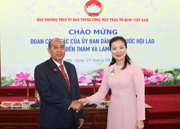 Vice President of the Vietnam Fatherland Front's Central Committee Truong Thi Ngoc Anh (R) and Chairman of the the Lao National Assembly's Ethnic Affairs CommitteeKhamchanh Sotapaserth (Photo: mattran.org.vn)