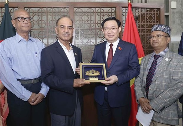 NA Chairman Vuong Dinh Hue (second from right) presents a gift to Muhammad Faruk Khan, Chairman of the Bangladesh Parliamentary Standing Committee on Foreign Relations at their meeting in Dhaka on September 21. (Photo: VNA)