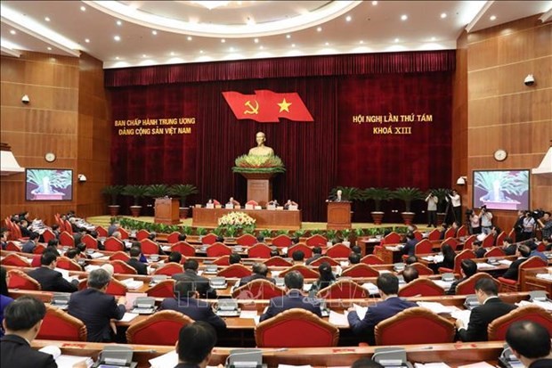 The 13th Party Central Committee discuss important economic issues on the second working day of its 8th plenum. (Photo: VNA)