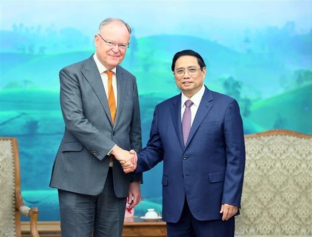 Prime Minister Pham Minh Chinh (R) and Minister-President of Lower Saxony Stephan Weil. (Photo: VNA)