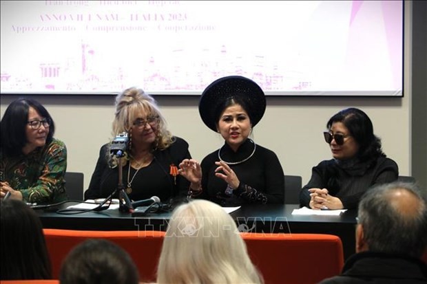 Vietnamese Cai Luong artist Linh Huyen (second, from right) speaks at the talk show. (Photo: VNA)