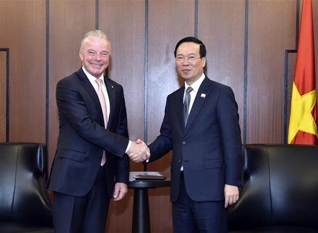 President Vo Van Thuong (R) shakes hands with Dr. Brendan Nelson, Senior Vice President of the US-based Boeing Company and President of Boeing Global. (Photo: VNA)