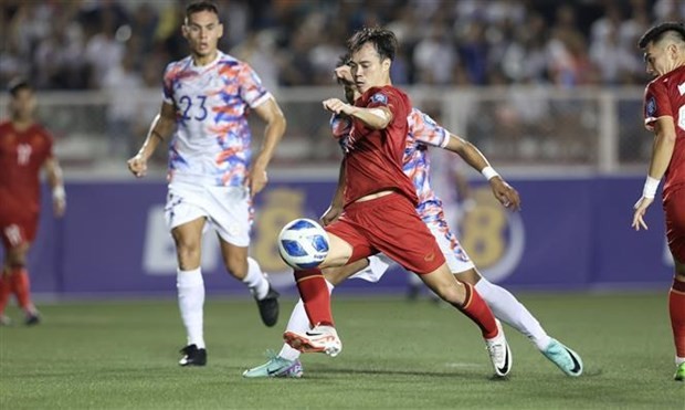 Vietnam's forward Nguyen Van Toan (red) in the match against the Philippines at Rizal Memorial Stadium. (Photo: VNA)