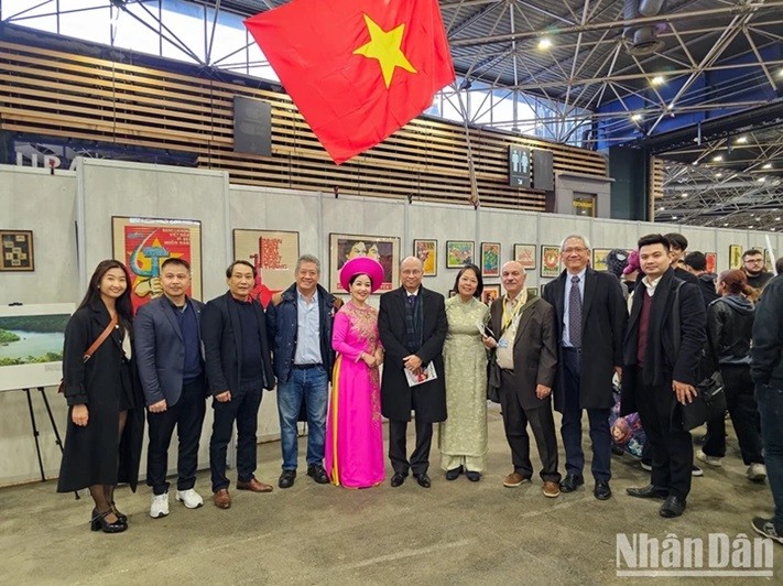 Vietnamese Ambassador to France Dinh Toan visits Vietnamese cultural space.