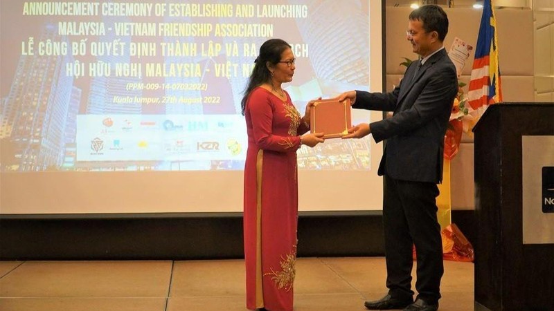 Vietnamese Ambassador to Malaysia Tran Viet Thai hands over the congratulatory letters from the Vietnamese Ministry of Foreign Affair to Chairwoman of the Malaysia-Vietnam Friendship Association Tran Thi Chang (Photo: VNA) 