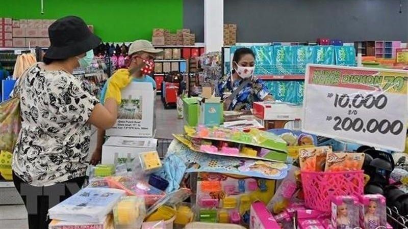 People are shopping at a supermarket in Jakarta, Indonesia. (Photo: AFP/VNA)