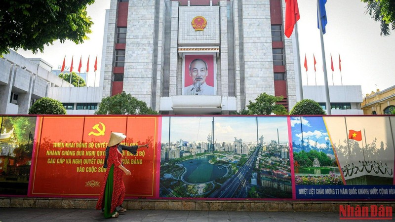 Hanoi streets are decorated brilliantly with national flags and banners on National Day. (Photo: NDO)