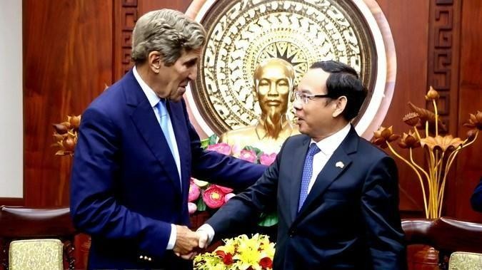 Politburo member, and Secretary of Ho Chi Minh City's Party Committee Nguyen Van Nen (R) receives US Special Presidential Envoy for Climate John Kerry. (Photo: VNA)