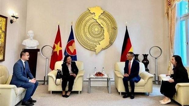 Vietnamese Ambassador Vu Quang Minh (right) hosts Cambodian Ambassador to Germany Savny Phen. (Photo: VNA)