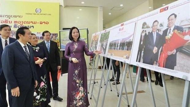 VNA General Director Vu Viet Trang introduces photos to delegates at the exhibition. (Photo: VNA)