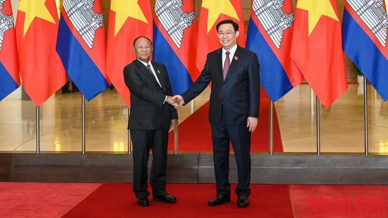 National Assembly Chairman Vuong Dinh Hue (R) and President of the Cambodian National Assembly Samdech Heng Samrin (Photo: NDO) 