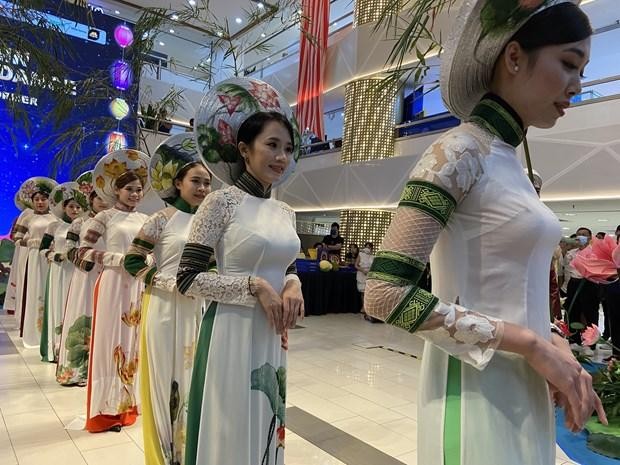 The exhibition hosted by the Vietnam - Malaysia Business Association (VMBIZ) features an "ao dai" fashion show. (Photo: VNA)