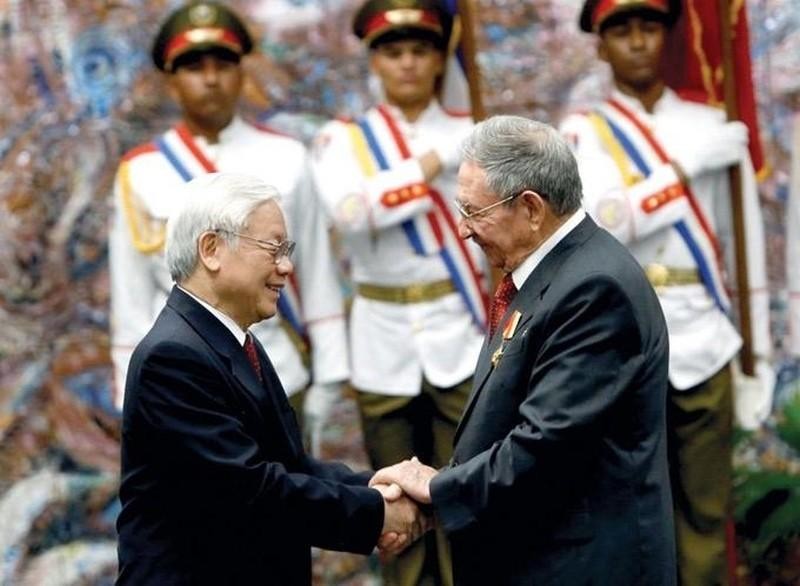 General Secretary Nguyen Phu Trong (L) meets with First Secretary of the Communist Party of Cuba Central Committee Raul Castro Ruz during his official visit to Cuba in March 2018. (Photo: Ministry of Foreign Affairs)