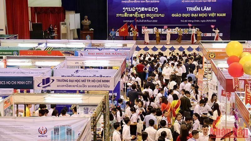 The 2022 Vietnam Higher Education Expo attracted thousands of Lao students and managers. (Photo: NDO)