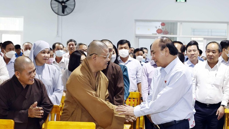 President Nguyen Xuan Phuc (R) meets voters in Ho Chi Minh City on October 12. (Photo: VNA)