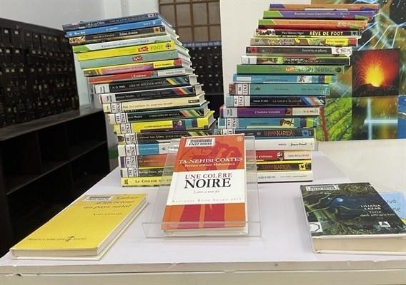 The establishment of the Francophone Book Spaces will provide useful knowledge for Vietnamese people in the fields of culture, society, science and technology of the Francophone community (Photo: baovanhoa.vn)