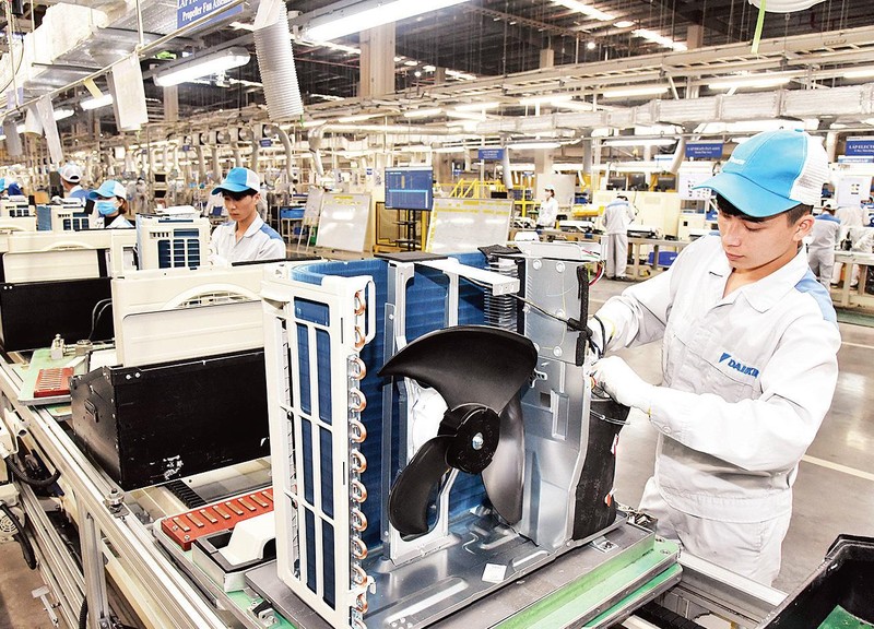 The government has implemented a system of solutions to solve difficulties for businesses. (Photo: Workers of Daikin Vietnam Joint Stock Company assemble air conditioners/ Credit: DONG MINH) 