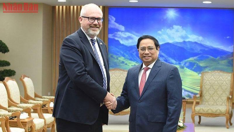 PM Pham Minh Chinh (right) receives Assistant Minister for Trade and Assistant Minister for Manufacturing of Australia Senator Tim Ayres. (Photo: NDO)