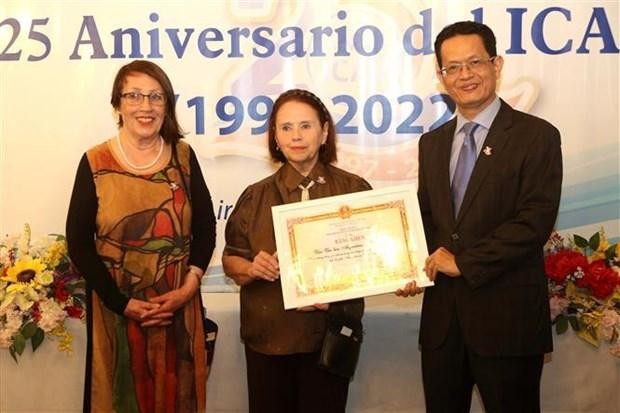 Ambassador to Argentina Duong Quoc Thanh presents a certificate of merit of the Vietnam Union of Friendship Organisations (VUFO) to the ICAV in recognition of its contributions to Vietnam. (Photo: VNA)