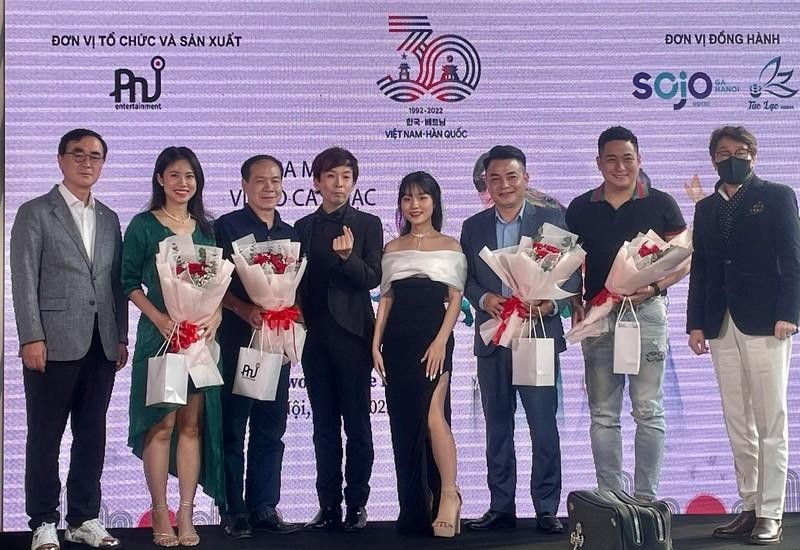 Singer Joseph Quyen (fourth from left) and Vietnamese artists at the MV launch ceremony. (Photo: NDO)