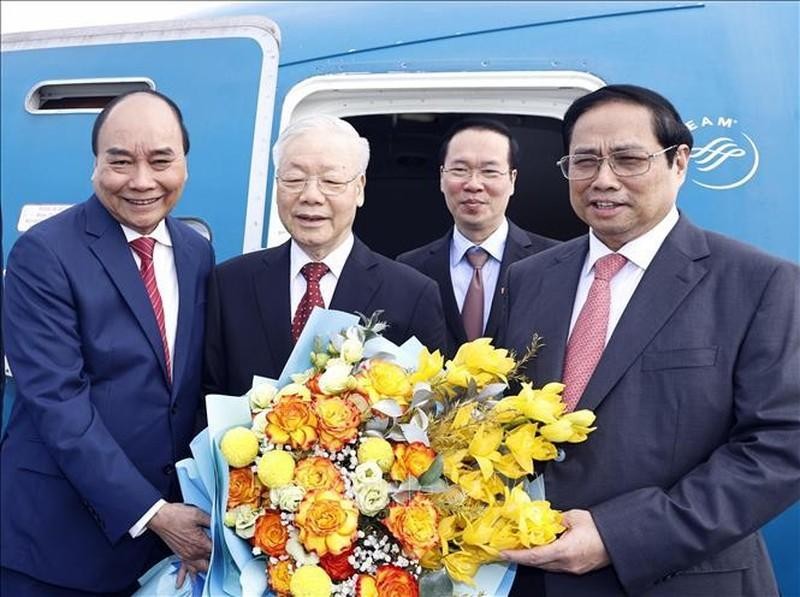 Party leader Nguyen Phu Trong was seen off at the airport by President Nguyen Xuan Phuc, Prime Minister Pham Minh Chinh, and other Party and State leading officials. (Photo: VNA)