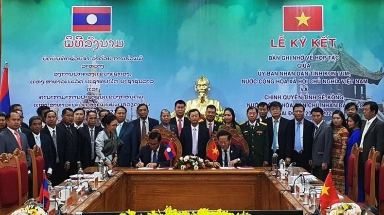 Kon Tum and Sekong provinces sign the MoU. (Photo: NDO)