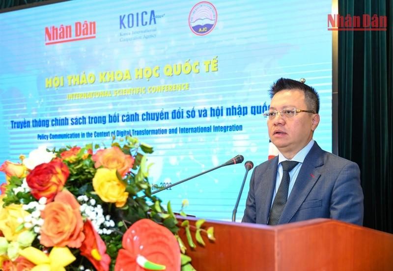 Editor-in-chief of Nhan Dan Newspaper Le Quoc Minh speaks at the conference. (Photo: NDO)