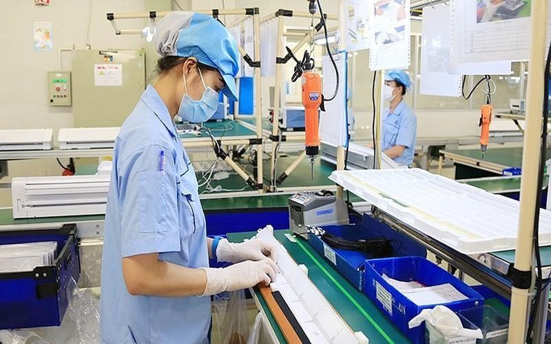 Workers are manufacturing electronic components at Rhythm Precision Vietnam Co., Ltd, in the Noi Bai Industrial Park, Hanoi. (Photo: Minh Ha)